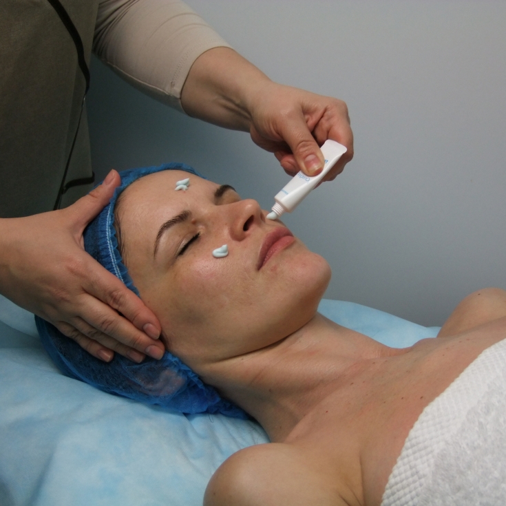 Моделирующий массаж лица. Access facelift-энергетический лифтинг. Девушка наносит крем на веки. Массаж лица при куперозе. Кобидо японский массаж.