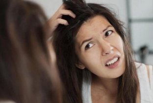 pochemu-cheshetsya-golova-6-vozmozhnykh-prichin-problemy