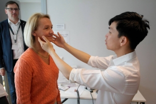 tekhnika-omolozheniya-podglaznichnoj-oblasti-dermalnymi-fillerami-na-osnove-gialuronovoj-kisloty